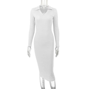Détail d'une robe en maille côtelée blanche avec col polo en V et texture fine