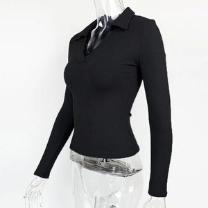 Detail eines schwarzen gerippten Langarm-Poloshirts mit V-Ausschnitt und enger Passform