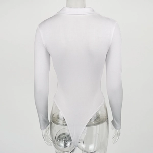 Vue arrière détaillée du body blanc à manches longues côtelé avec coupe slim et dos échancré