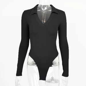 Détail d'un body noir à manches longues en maille côtelée avec col polo et décolleté en V