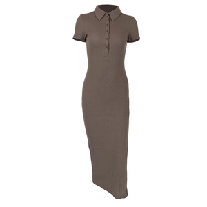Robe longue élégante marron ajustée en maille côtelée avec col polo et manches courtes