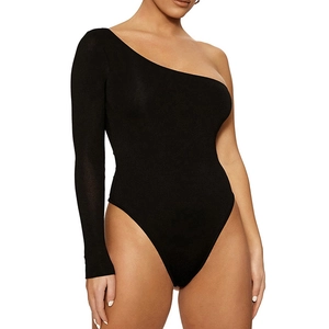 Dettaglio body nero sexy monospalla a maniche lunghe in tessuto a maglia aderente