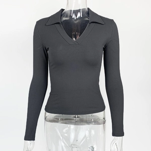 Detail eines schmal geschnittenen gerippten Poloshirts mit V-Ausschnitt in Dunkelgrau