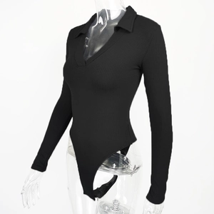 Détail du tissu en maille côtelée et du col polo de ce body noir à manches longues ajusté