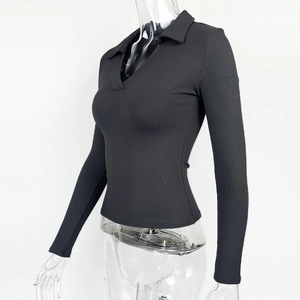 Detailansicht der schwarzen gerippten Polo-Langarmshirt mit schmaler Passform und V-Ausschnitt