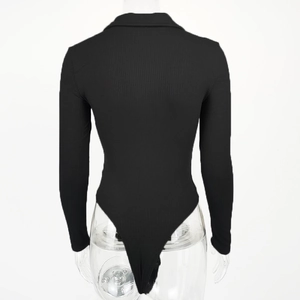 Vue arrière d'un body noir côtelé à manches longues avec col polo sur un mannequin