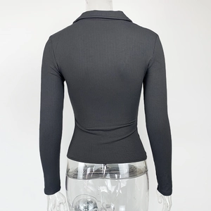 Rückansicht des dunkelgrauen Langarm-Poloshirts mit Rippstrick-Textur und enger Passform