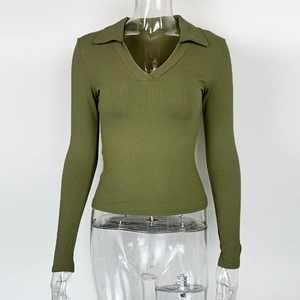 Detail eines olivgrünen gerippten Poloshirts mit tiefem V-Ausschnitt und langen Ärmeln