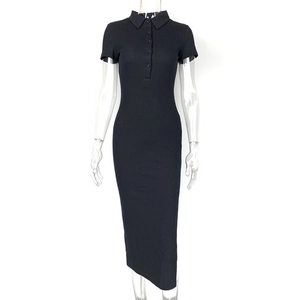 Détail d'une robe noire ajustée en maille côtelée avec col polo classique et patte de boutonnage