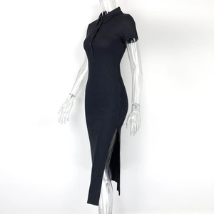 Détail du col polo élégant et de la fente latérale sur cette robe midi noire ajustée
