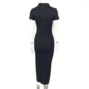 Détail du col polo et de la couture arrière ajustée sur cette robe longue noire