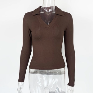 Detail von geripptem, dunkelbraunem Langarm-Poloshirt mit elegantem tiefem V-Ausschnitt