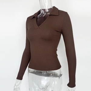 Detail eines kaffeebraunen Langarm-Poloshirts mit gerippter Baumwollstruktur und V-Ausschnitt
