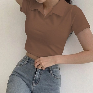 T-shirt polo côtelé marron ajusté à manches courtes avec un jean bleu taille haute
