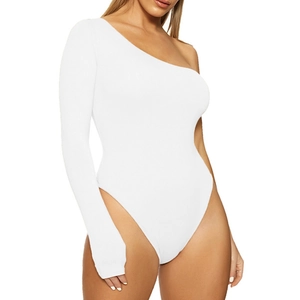 Dettaglio di un body bianco monospalla a maniche lunghe in maglia ad alta elasticità