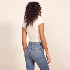 Bodysuit blanc en coton côtelé ajusté et jean bleu taille haute vue de dos