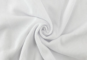 Vue macro de la texture du tissu en maille côtelée blanche montrant élasticité et douceur
