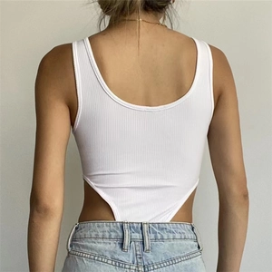 Détail du dos échancré et de l'encolure en U sur ce body en maille côtelée blanc