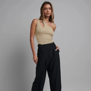 Schicker beiger gerippter Ein-Schulter-Body mit schwarzer Hose mit weitem Bein und hoher Taille