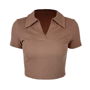Polo femme marron côtelé ajusté avec col en V profond et coupe courte tendance 2025