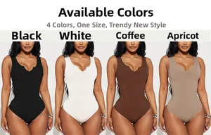 Détail du body côtelé ajusté en quatre couleurs avec un décolleté en V élégant