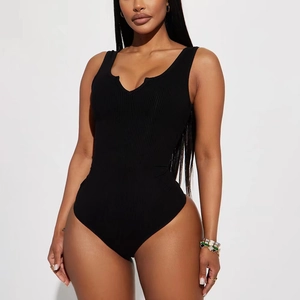 Détail d'un body noir en maille côtelée avec un décolleté en V et une coupe sans manches