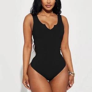 Détail du body en maille côtelée noire avec coupe sans manches et décolleté en V