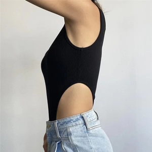 Détail du body côtelé noir avec coupe haute à la taille et texture en coton doux