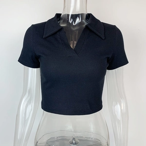 Détail d'un crop top noir en maille côtelée avec col polo et coupe ajustée slim