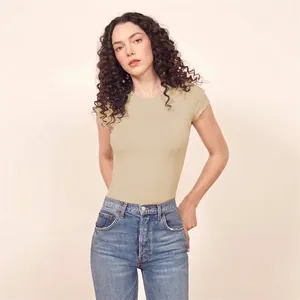 Bodysuit beige côtelé pour femme, coupe ajustée avec col rond et manches courtes
