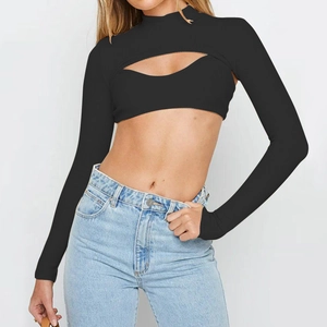 Detailweergave van zwarte crop top met lange mouwen, druppelvormige uitsnede en ribbreisel