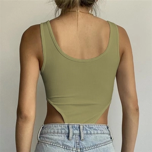 Body côtelé vert olive avec dos en U porté avec un jean pour un look d'été chic