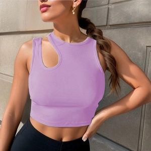 Λεπτομέρεια μωβ πλεκτού crop top με ασύμμετρο σχέδιο κοψίματος στον ώμο