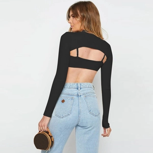 Tweeledige zwarte geribbelde gebreide set met bolero-shrug en slanke camisole