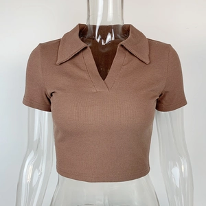 Détail du haut polo en maille côtelée marron café avec coupe courte et décolleté en V