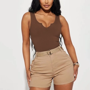 Gros plan du bodysuit en maille côtelée marron avec col en V et coupe ajustée