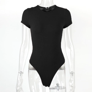 Gros plan sur la texture en coton côtelé d'un body noir à manches courtes pour femmes
