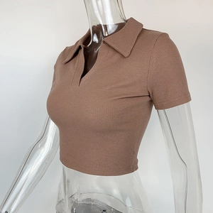 Vue latérale du crop top marron en maille côtelée avec col polo sur un mannequin
