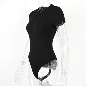 Détail du tissu en coton côtelé et de la fermeture à pression du body noir cintré