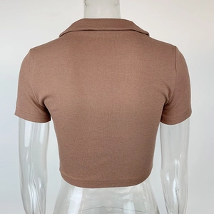 Vue arrière du crop top polo marron en maille côtelée montrant la texture du tissu