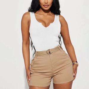 Détail du bodysuit en maille côtelée blanche à col en V et short kaki avec ceinture