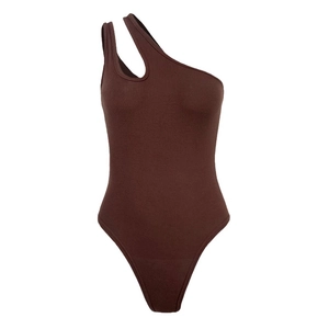 Damen Body in Schokobraun aus Rippstrick mit One-Shoulder-Schnitt und Cut-Out-Detail