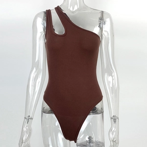Detail eines dunkelbraunen Ripp-Bodysuits mit asymmetrischem One-Shoulder- und Cut-out-Design