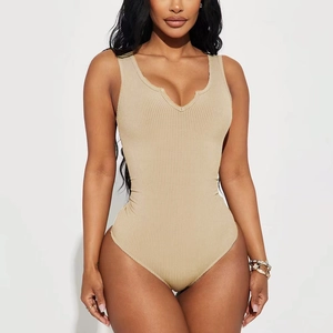 Bodysuit en maille côtelée beige avec col en V élégant et design d'été sans manches