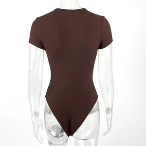 Vue arrière d'un body à manches courtes en coton côtelé marron foncé sur mannequin