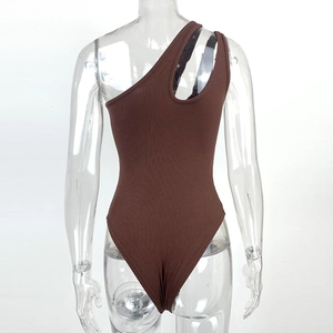 Detailansicht der Rückseite eines braunen gerippten Bodysuits mit One-Shoulder-Cut-out