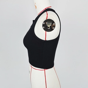 Détail de la couture latérale du crop top noir en maille côtelée sur mannequin