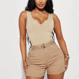 Détail du body côtelé à col en V kaki et du short à taille haute avec ceinture assortie
