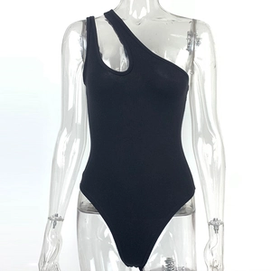Detailaufnahme des schwarzen gerippten Bodysuits mit Cut-out am Träger auf einer Schaufensterpuppe