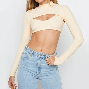 Detail van geribbelde crème crop top met een mock-nek en een stijlvol cutout-ontwerp